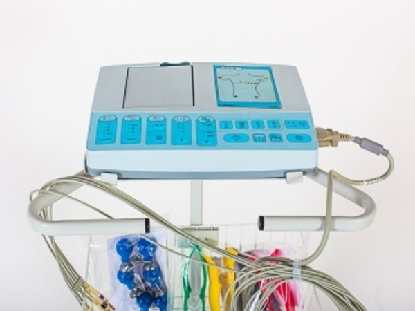 Elektrokardiograf E60 3/6/12 kanałowy aparat z bardzo prostą, intuicyjną obsługą.